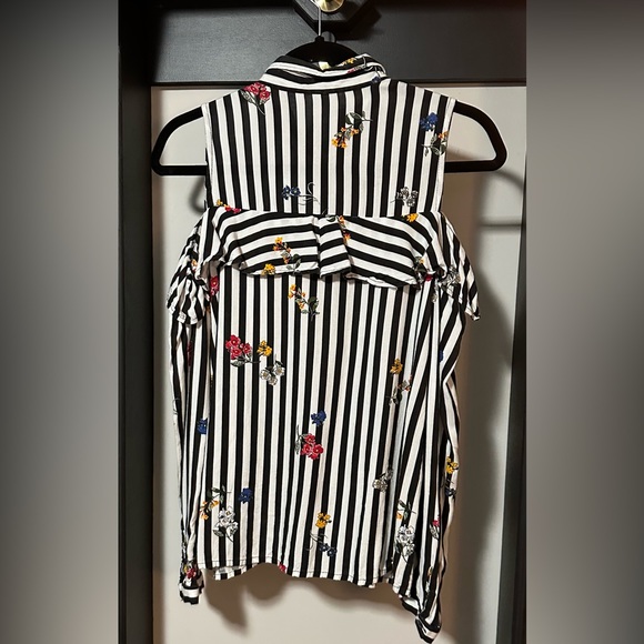 Live 4 Truth Off Shoulder Striped Black and White Floral Blouse Size S - Picture 3 of 3
